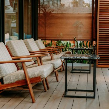 Hållbara material i utemöbler: teak, furu och återvunnet trä jämfört