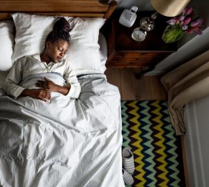 Kvinna sover med ett tyngdtäcke